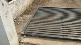 Criança morre após ser atingida por portão que caiu em residência no...