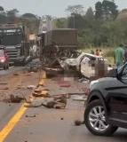 Colisão frontal entre carro e carreta deixa mortos e uma mulher ferida na...