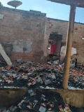 Casa é destruída por incêndio na zona rural de Rolim de Moura; moradora...