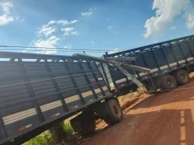Caminhão boiadeiro atinge poste e causa queda de energia na zona rural de...