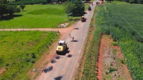 Manutenção asfáltica é executada pelo governo de RO na Rodovia-490, em Alto...