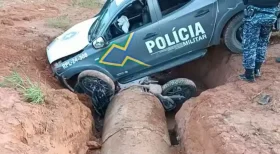 Viatura cai em vala durante perseguição em Ariquemes