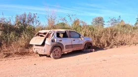 Motorista perde controle em curva perigosa e carro capota na Linha 45 entre...