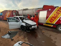 Criança em cadeirinha sai ilesa após capotamento que deixou quatro feridos na...