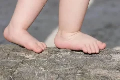 Bebê de 1 ano é achado sozinho na rua de madrugada após mãe passar a noite...