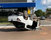 Carro capota no centro de Rolim de Moura após colisão