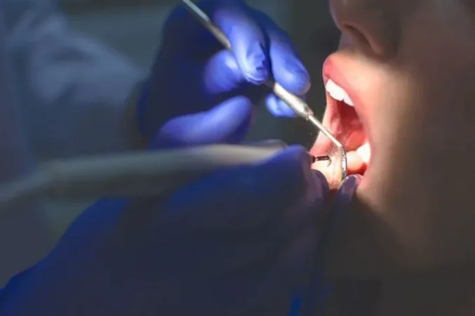 Justiça proíbe definitivamente dentista de realizar cirurgias exclusivas de...
