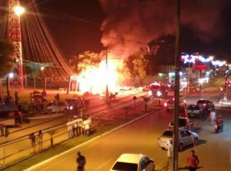 Casa do Papai Noel pega fogo em Ariquemes; Vídeo