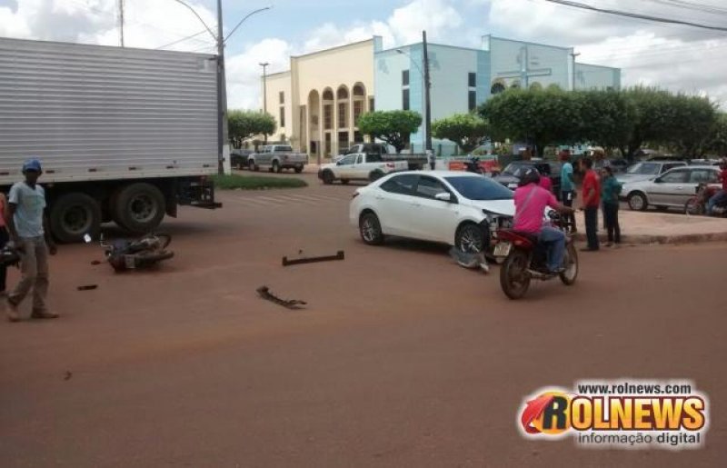 Acidente entre carro e moto é registrado no centro de Rolim de Moura