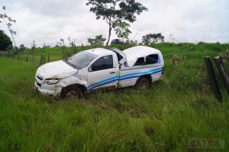 Agente funerário de Vilhena capota caminhonete em Pimenta Bueno
