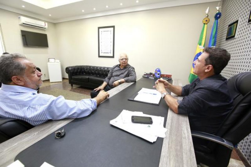 Asfalto usinado e sinalização de trânsito para Rolim de Moura