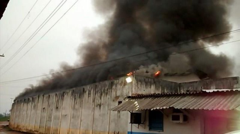 Presos se rebelam e incendeiam presídio, em Porto Velho