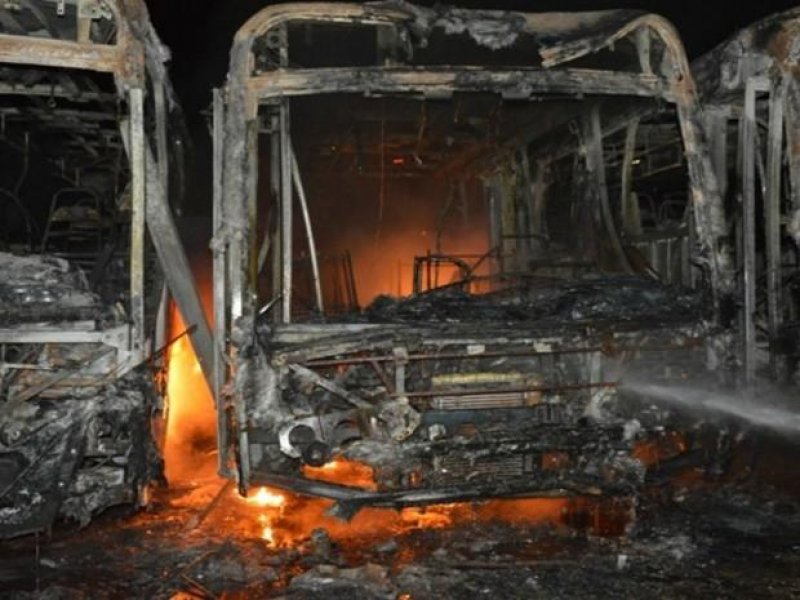 Bando incendeia três ônibus escolares em Buritis