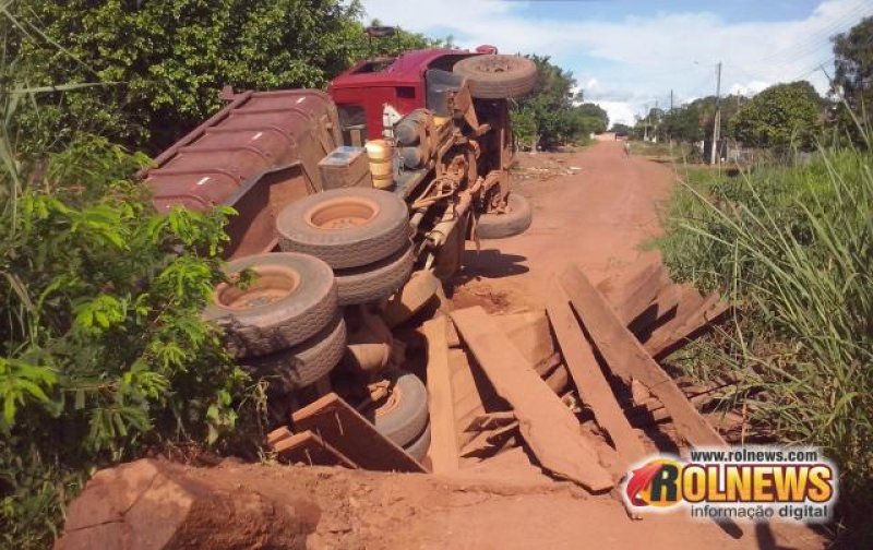 Caminhão cai em ponte no bairro Centenário em Rolim de Moura