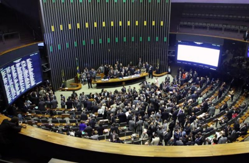 Câmara elege membros de comissão que analisará impeachment de Dilma