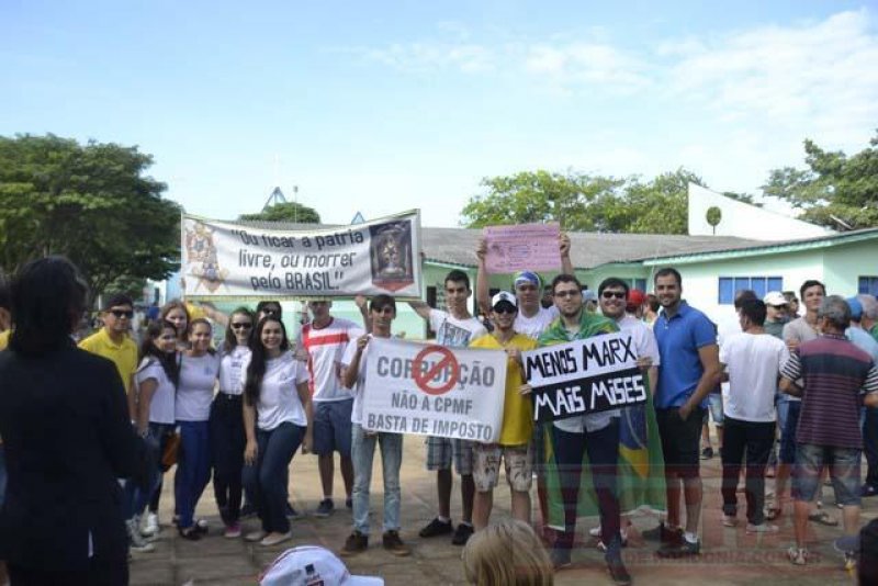 Vilhenenses vão às ruas protestar contra a corrupção