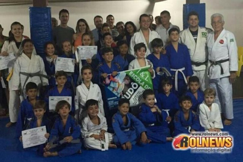Alunos da Academia de Judô J & L recebem promoção de faixas