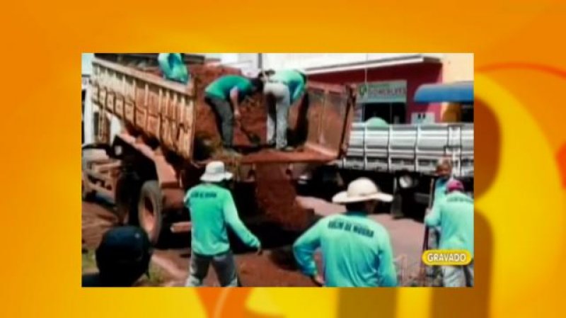 Prefeitura tapa buraco das ruas com terra, em Rolim de Moura