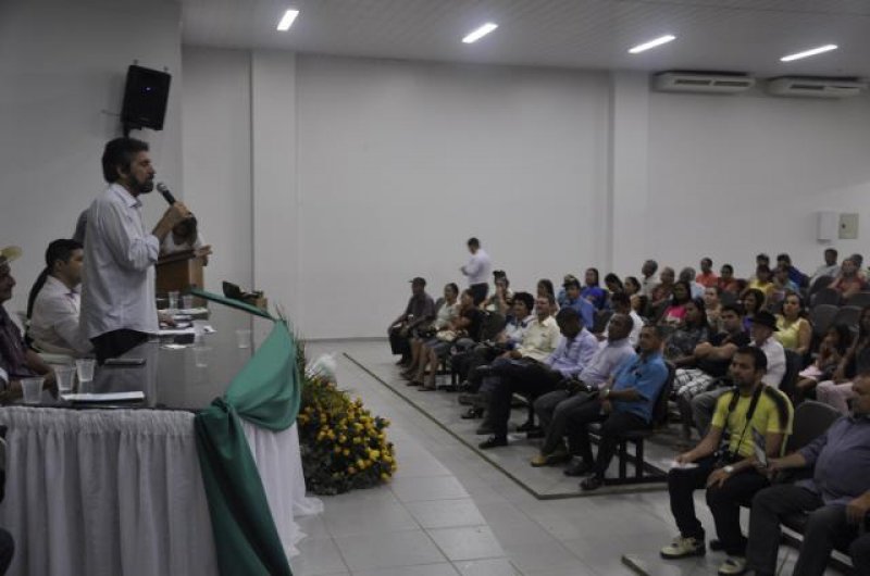 Raupp participa de entrega de títulos urbanos em Jaru