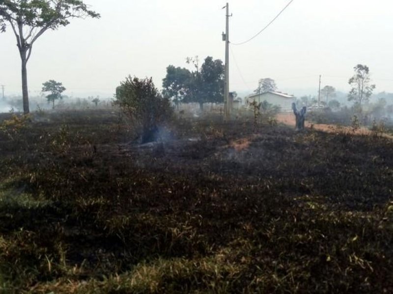 Incêndio em pastagem assusta moradores em Alta Floresta do Oeste
