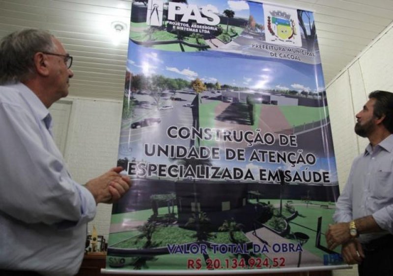 Raupp vistoria obras do Hospital Municipal de Cacoal