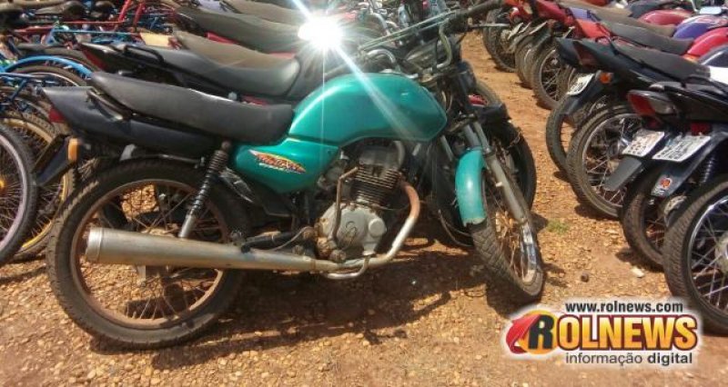 Adolescente é detido pilotando motocicleta com placa adulterada