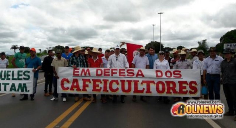Cafeicultores bloqueiam BR-364 próximo a Rolim de Moura
