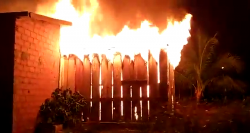 Incêndio destrói casa no bairro Beira Rio em Rolim de Moura