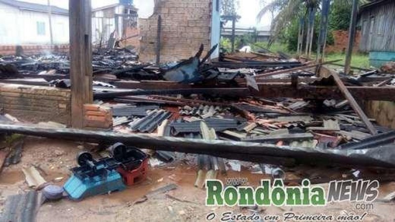 Incêndio destrói residência e família fica desabrigada em Parecis