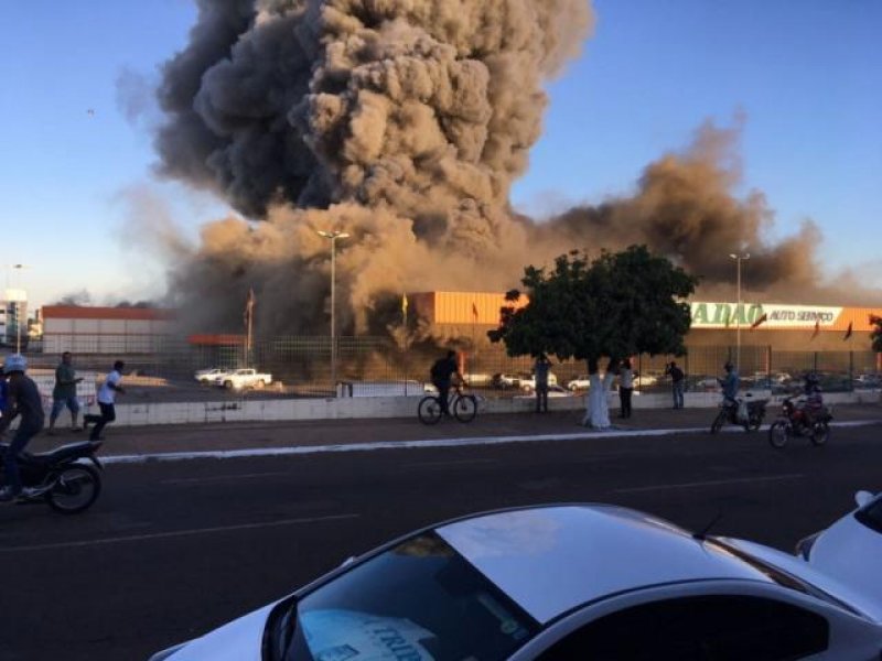 Incêndio destrói Atacadão de Rondonópolis e deixa feridos