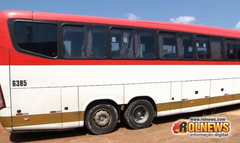 Rapaz furta ônibus na rodoviária e na fuga provoca acidente em Cacoal
