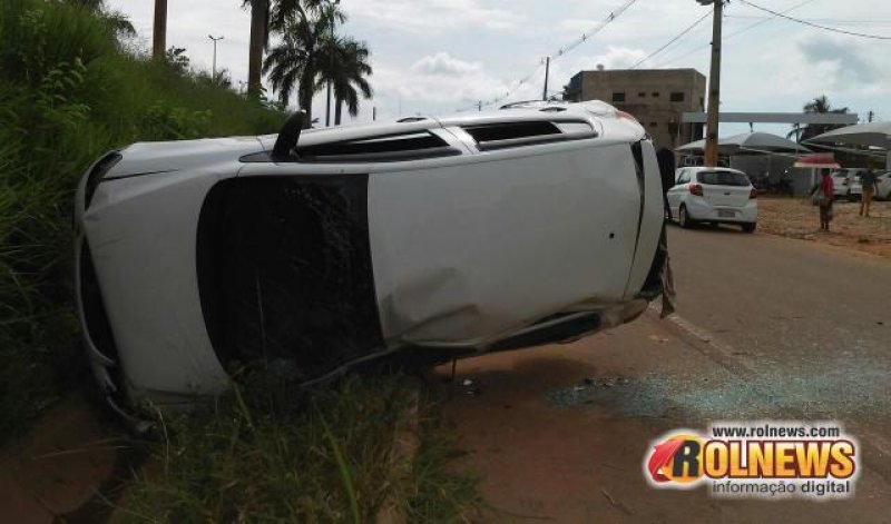 Capotamento de veículo com três ocupantes na BR 364 em Cacoal