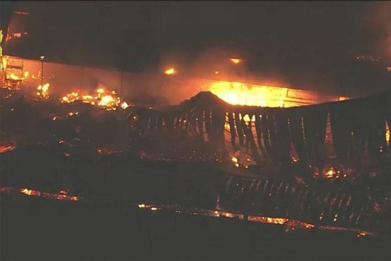 Incêndio atinge galpão nos Estúdios Globo, no Rio de Janeiro