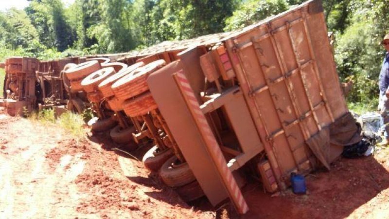 Carreta carregada com soja tomba na zona rural de Alto Alegre