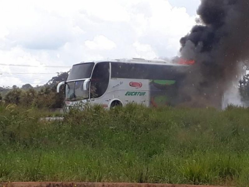 Incêndio destrói ônibus da Eucatur BR-364 em Rondônia