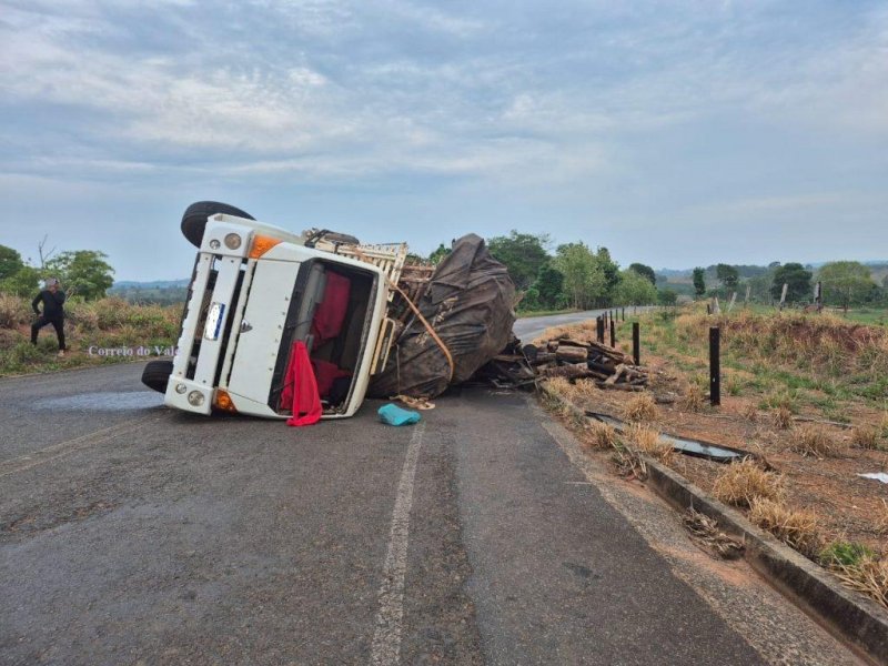 Motorista erra a marcha e caminhão tomba na RO 48, em São Miguel do Guaporé