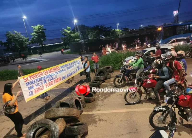 Moradores fazem manifesto e fecham BR-364, em Porto Velho