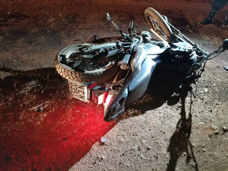Colisão frontal entre motos deixa um morto e outro ferido grave na linha 208, zona rural de Rolim de Moura