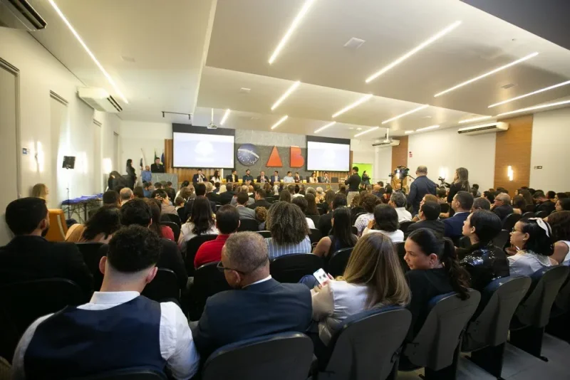A sessão foi presidida pelo deputado estadual Cirone Deiró e contou com a participação de diversas autoridades.