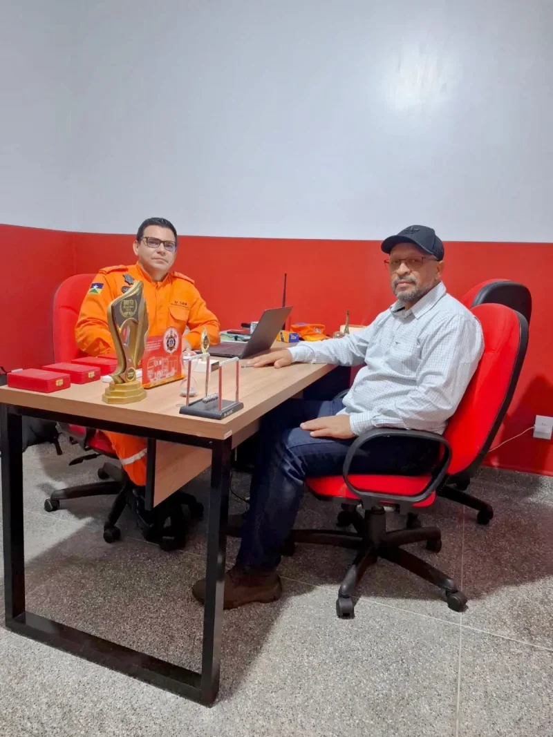 Secretário interino da SEMMADU, Dionísio Pereira Braga (Goiaba), com o comandante da corporação em Rolim de Moura, Major Mendonça.