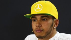 Hamilton critica estratégias e falta de ultrapassagens na F1