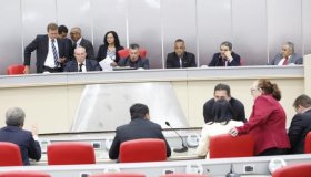 Em sessão extraordinária, Assembleia Legislativa vota projetos do governo