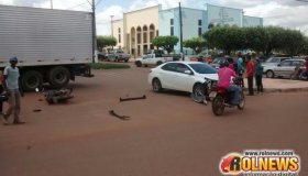 Acidente entre carro e moto é registrado no centro de Rolim de Moura