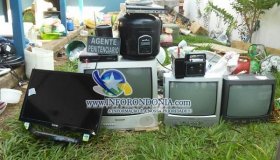 Agentes fazem "pente fino" e encontram vários objetos eletrônicos em cadeia...
