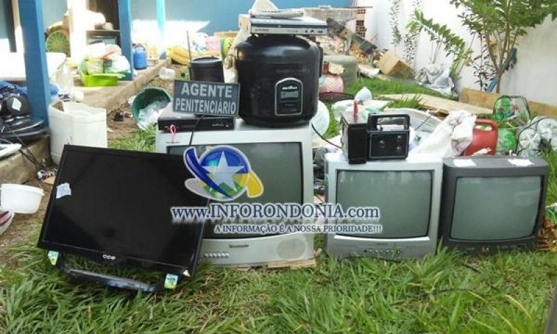 Agentes fazem "pente fino" e encontram vários objetos eletrônicos em cadeia de Santa Luzia