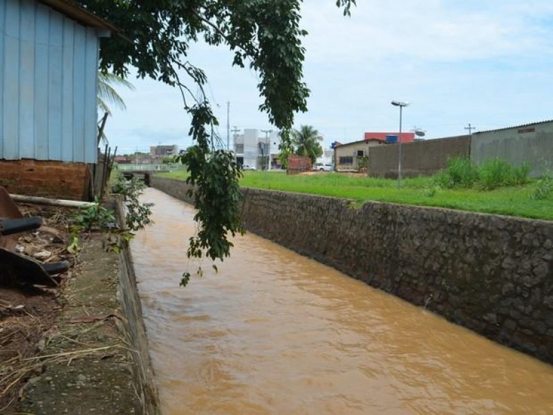 Após alagar cinco bairros, nível de igarapé volta ao normal em Ji-Paraná