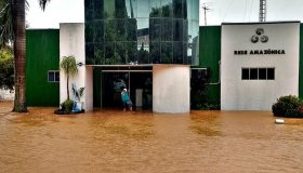 Cheia alaga prédio e Rede Amazônica interrompe transmissão em Ji-Paraná