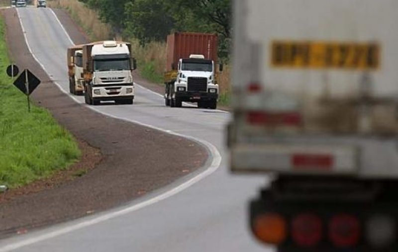 Comissão aprova proposta que impede ultrapassagem de veículos de grande porte em faixas da esquerda