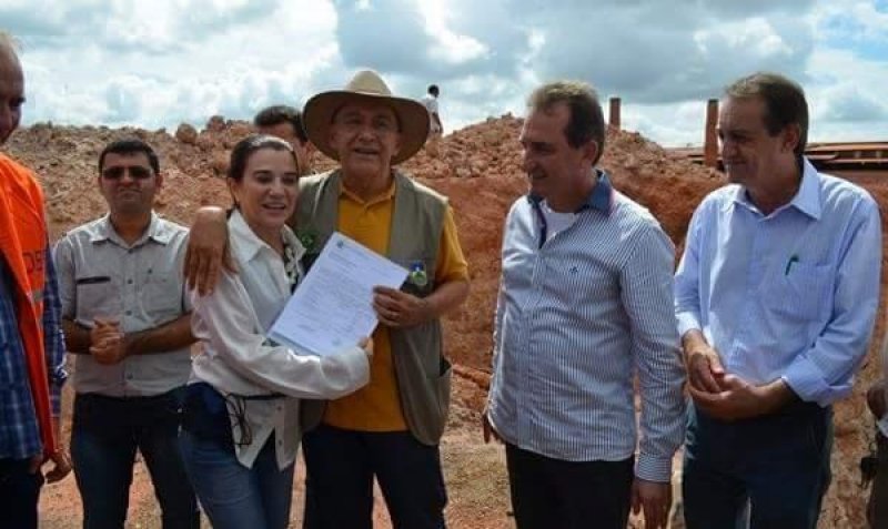 Deputada Marinha entrega empenho para compra de equipamentos para a Usina de Asfalto de Rolim de Moura