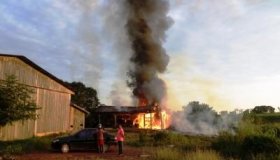 Incêndio destrói parte de Fábrica de Sofá e Estofados em Seringueiras